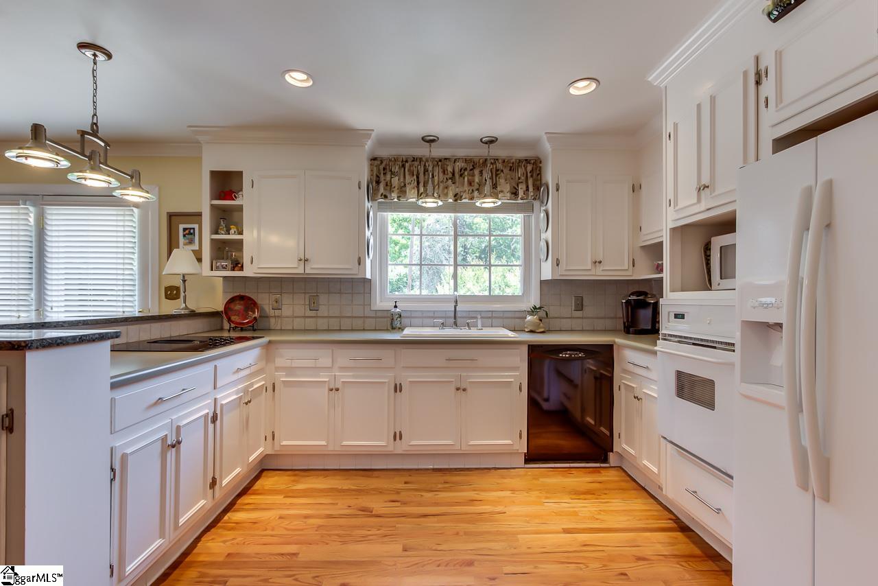 16 Rollingreen Road Greenville, SC 29615 - Photo 12 of 36 Gallery Image 12