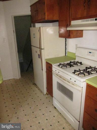 8540 Water Oak Road Baltimore, MD 21234 - Photo 4 of 12 a kitchen with a stove and a refrigerator