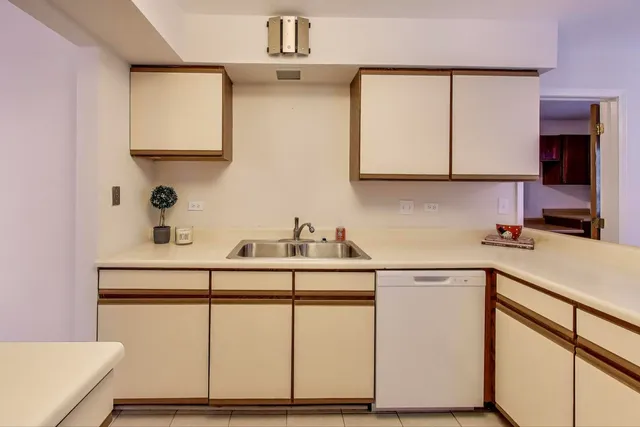 $409,000 | 632 Independence Avenue, Westmont, IL 60559