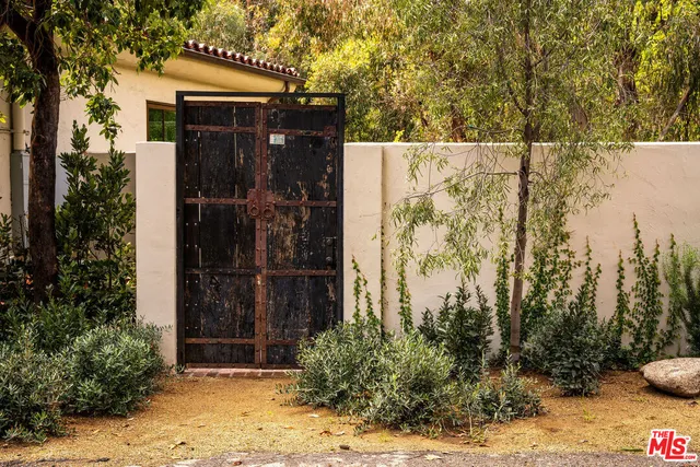 a view of backyard space