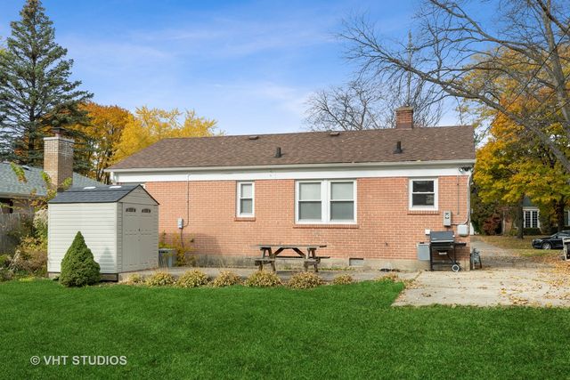 a front view of house with yard