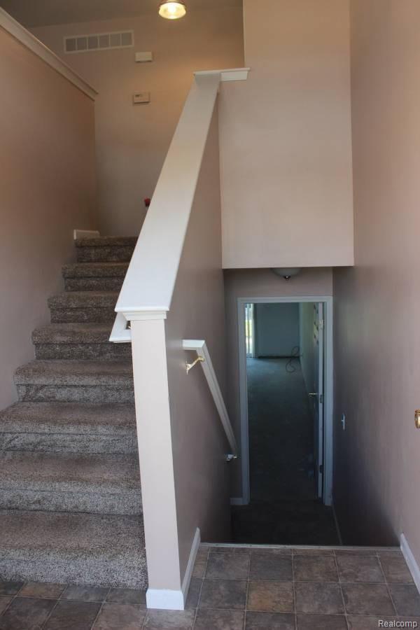 1019 Timber Ridge Court, Unit 373 Grand Blanc, MI 48439 - Photo 6 of 14 00Q0Q_8bsDJeSFMKk_1200x900.jpg
