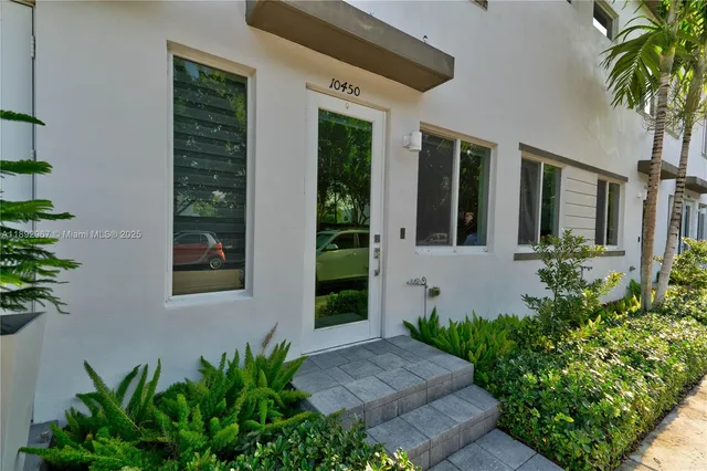 a view of a backyard