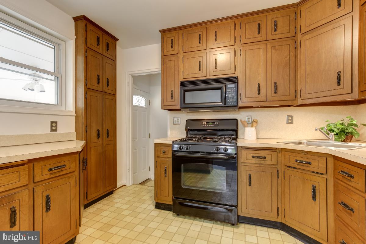 11911 Rocking Horse Road Rockville, MD 20852 - Photo 10 of 27 Kitchen w/wood cabinets, pantry.