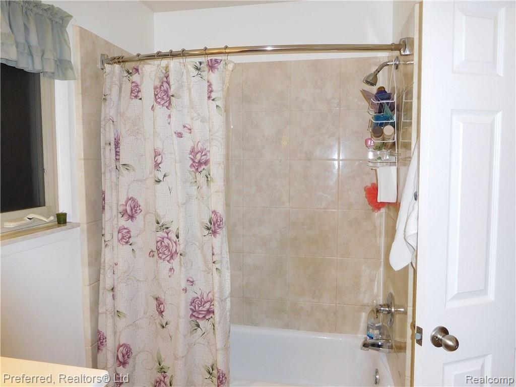 43697 Oakbrook Road Canton, MI 48187 - Photo 22 of 28 MAIN BATH