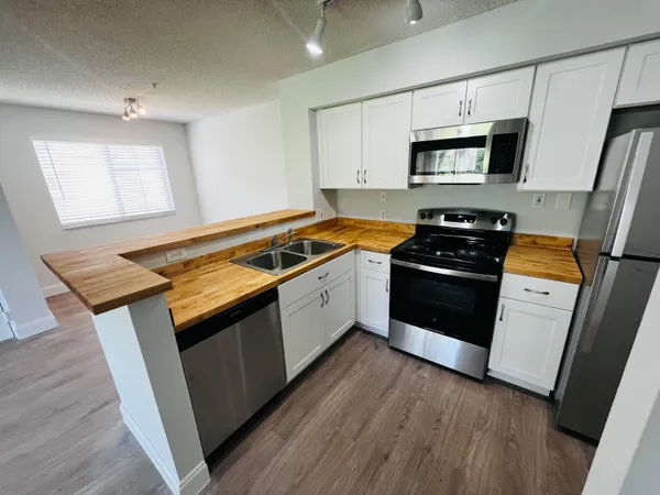 $1,750 | 7840 Sonoma Springs Circle, Unit 208, Lake Worth, FL 33463