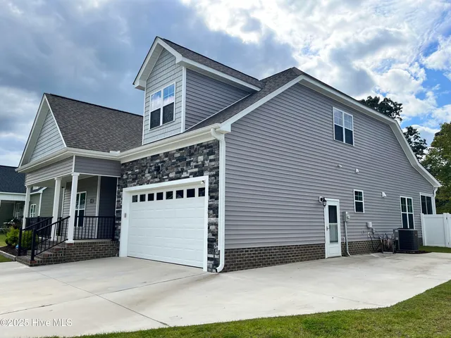 $399,000 | 3218 School View Drive, Farmville, NC 27828