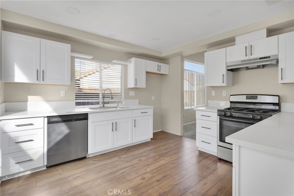 40243 Mimulus Way Temecula, CA 92591 - Photo 10 of 33 a kitchen with granite countertop a stove and a sink