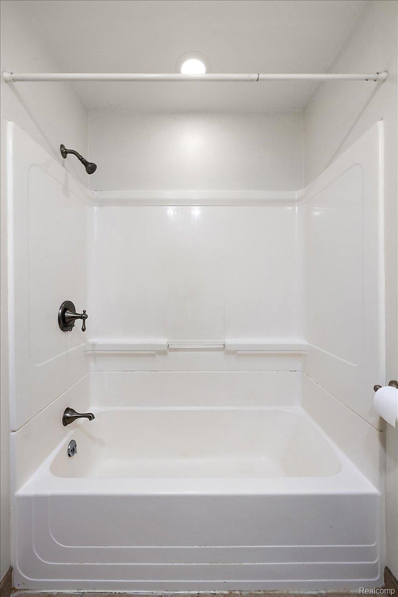 1754 Ruby Avenue Rochester, MI 48309 - Photo 37 of 51 Wonderful bathroom