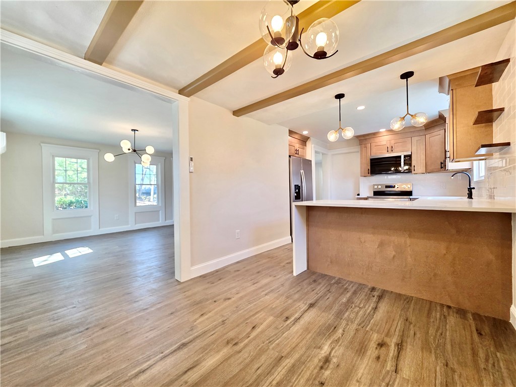 8 Wolf Hill Road Smithfield, RI 02917 - Photo 9 of 32