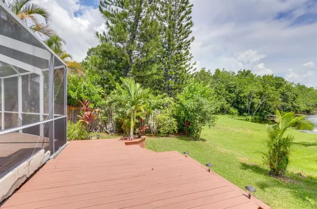 a view of a backyard