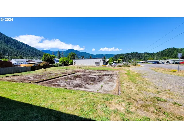 a black and white photo of a room