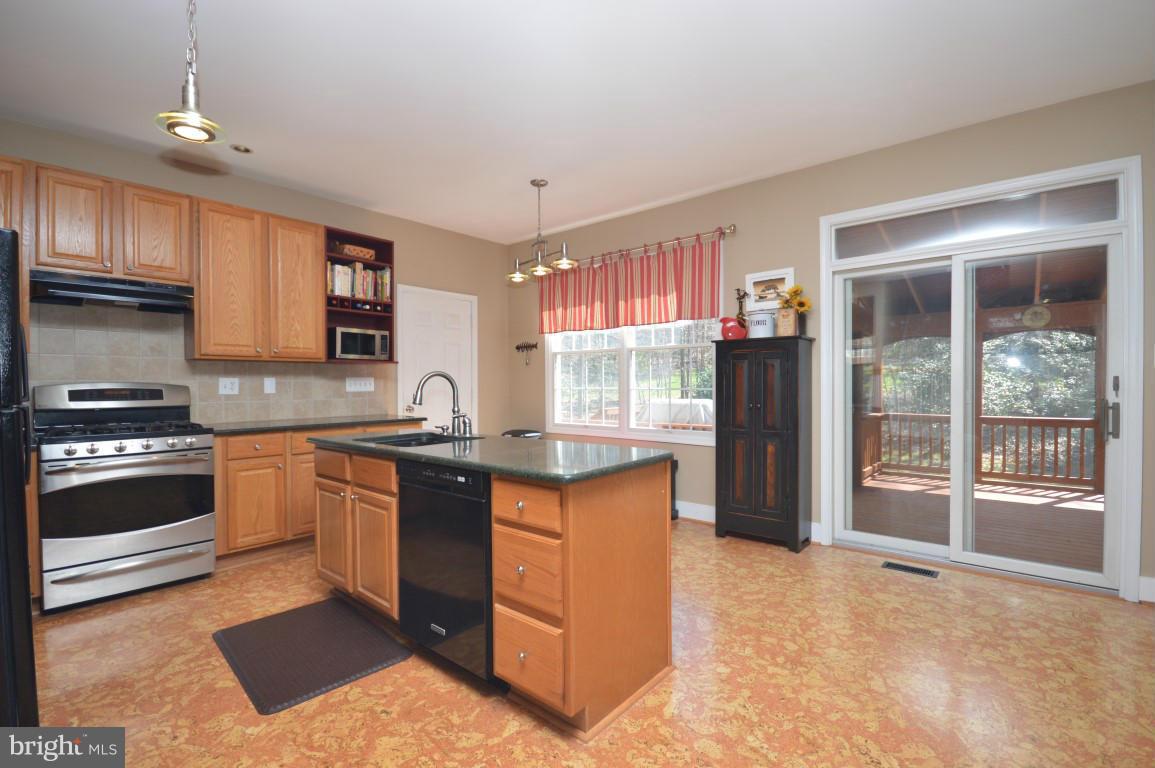 6647 Fox Den Road Manassas, VA 20112 - Photo 11 of 24 Kitchen