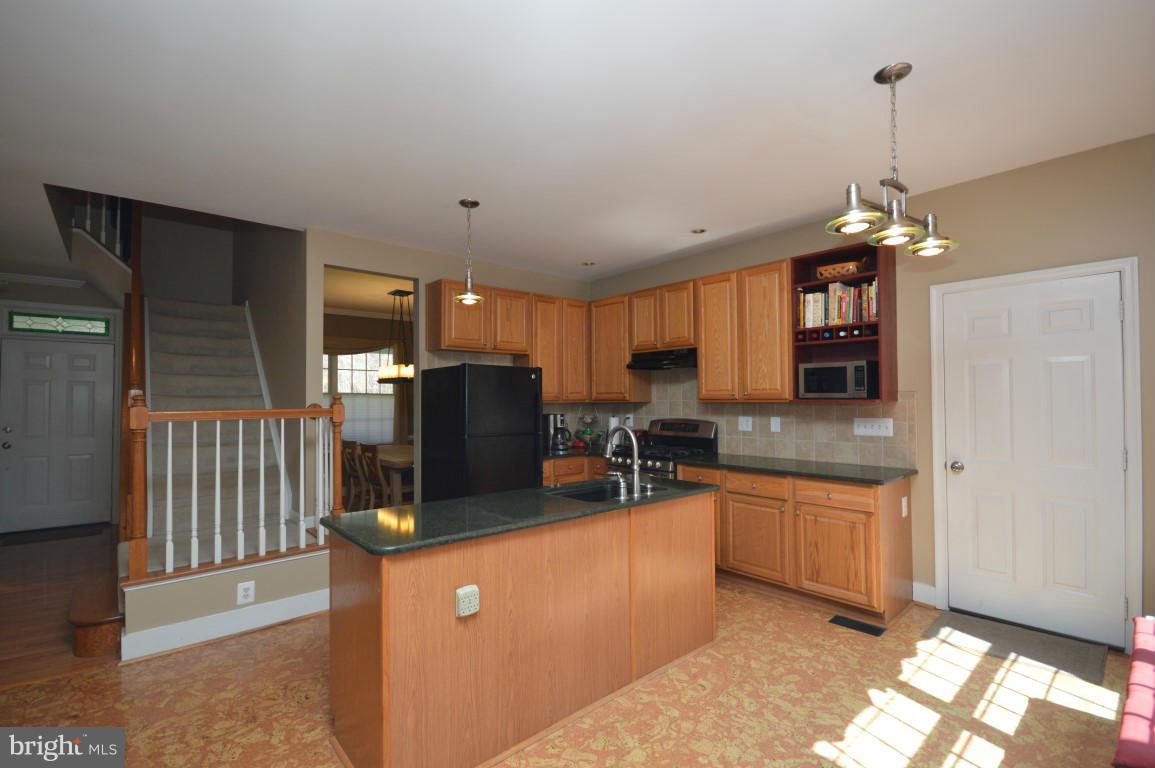 6647 Fox Den Road Manassas, VA 20112 - Photo 9 of 24 Kitchen