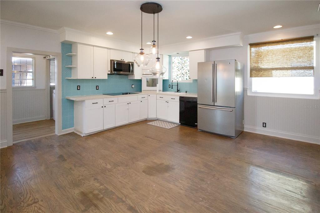 2512 West Cordelia Street Tampa, FL 33607 - Photo 14 of 19 a large kitchen with cabinets and stainless steel appliances