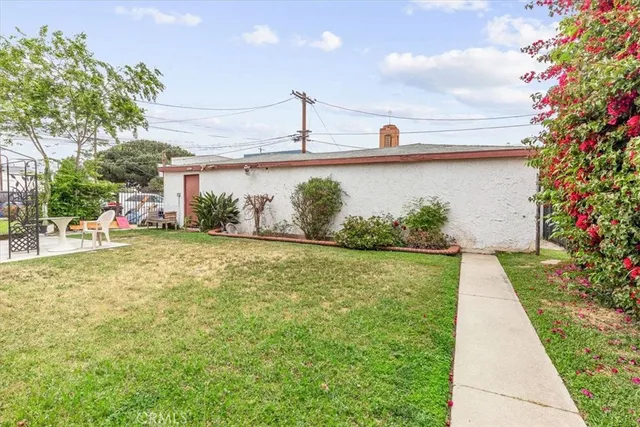 a view of a backyard of the house