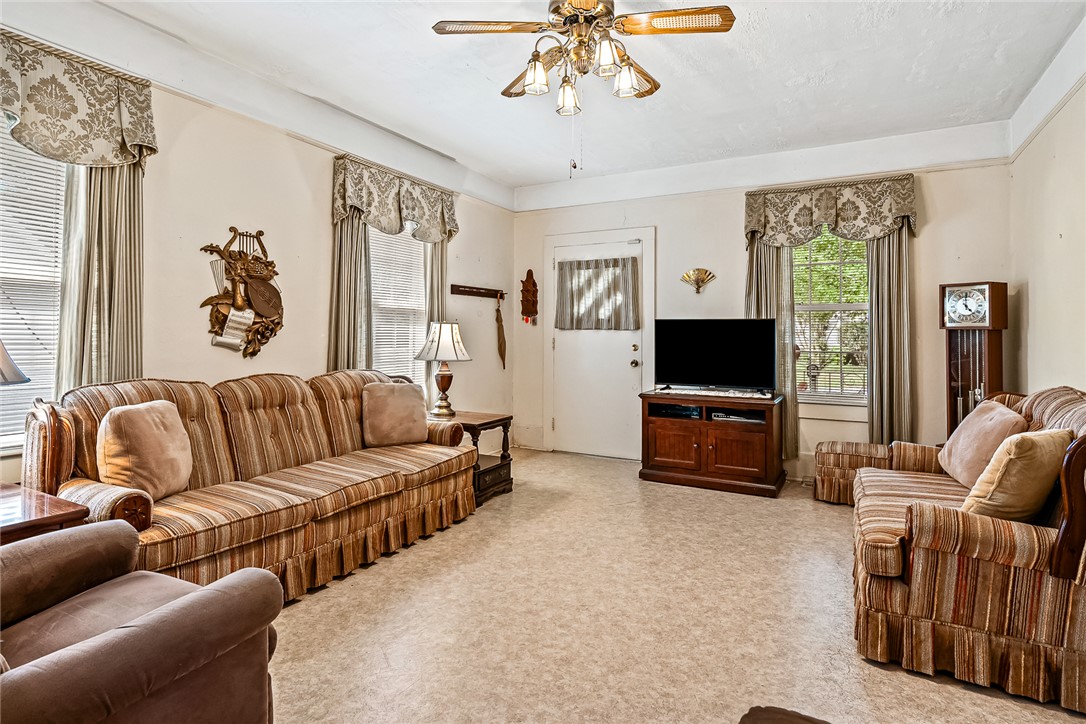 304 South 6th Street Easley, SC 29640 - Photo 4 of 25 Living