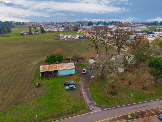 a view of a house with backyard porch and garden