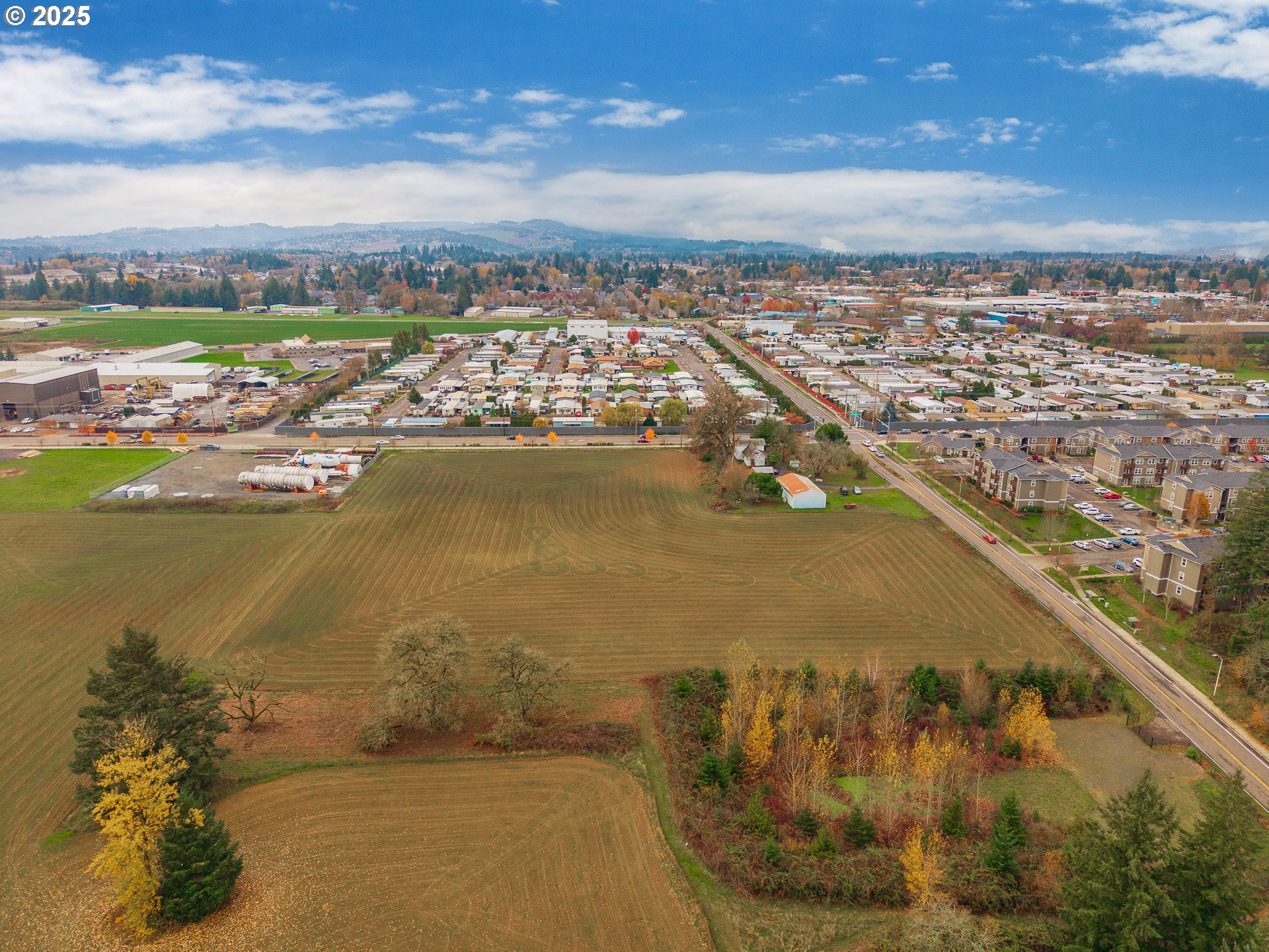 3312 East Fernwood Road Newberg, OR 97132 - Photo 20 of 23 a view of a city and ocean view
