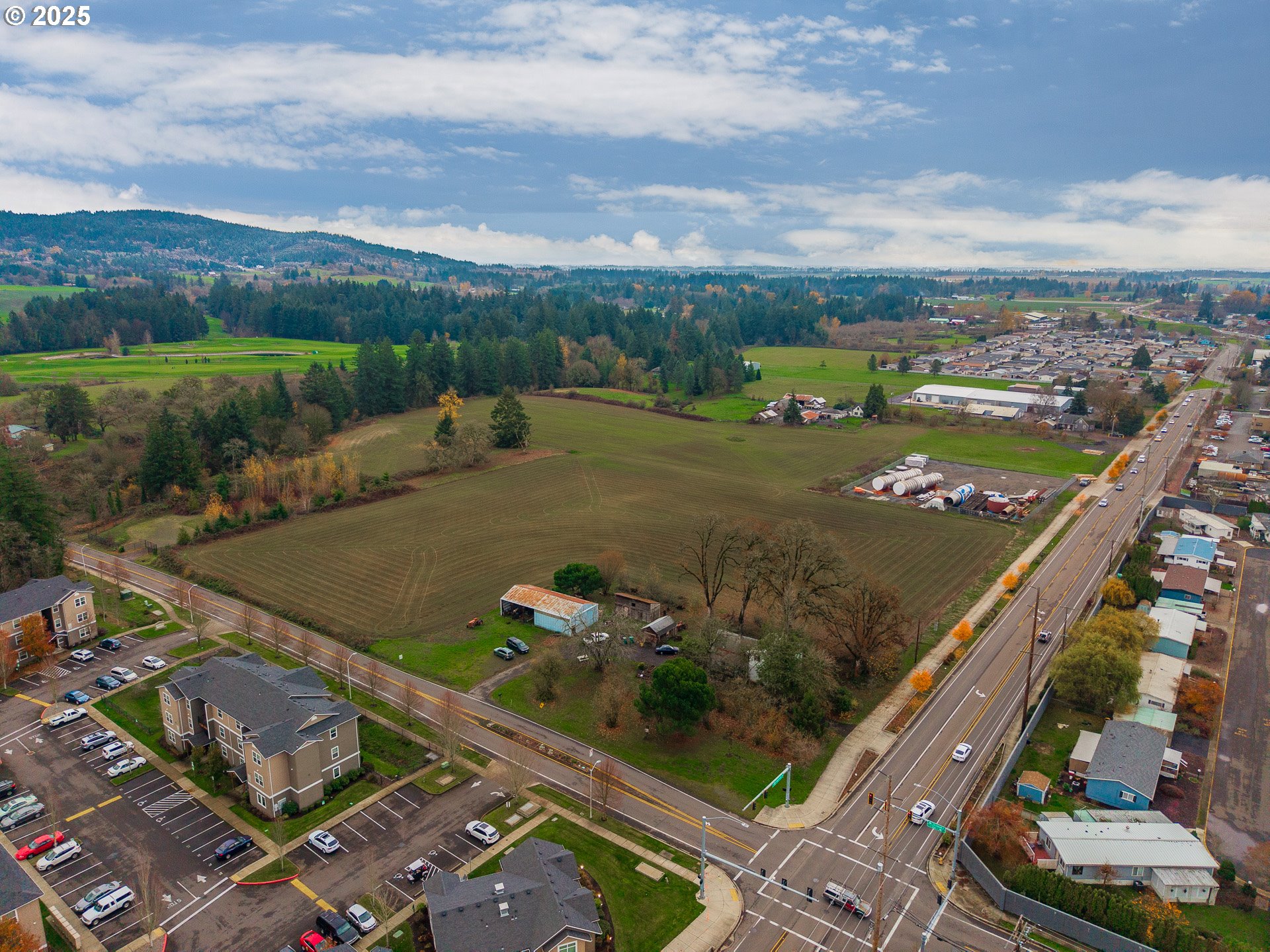 3312 East Fernwood Road Newberg, OR 97132 - Photo 2 of 23 a view of a city