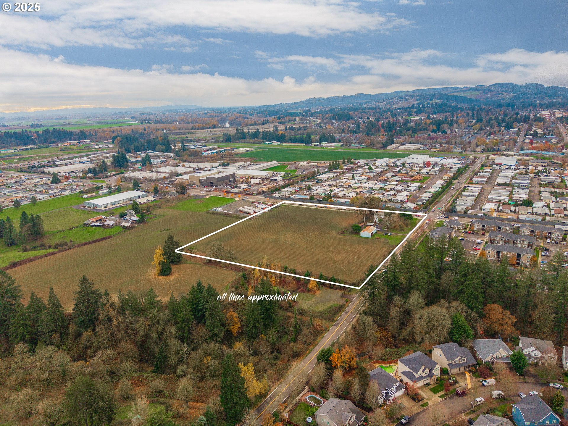 3312 East Fernwood Road Newberg, OR 97132 - Photo 3 of 23 a view of a city