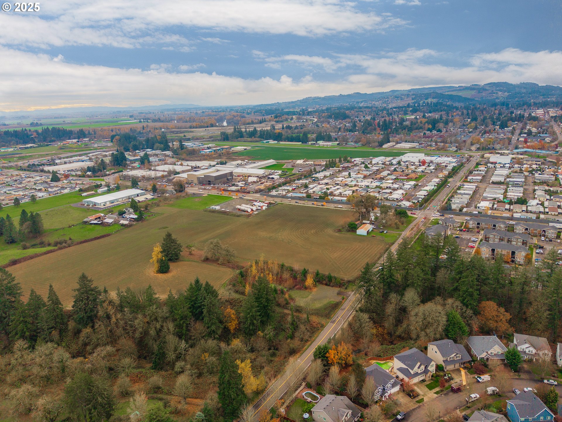 3312 East Fernwood Road Newberg, OR 97132 - Photo 4 of 23 a view of a city with ocean view