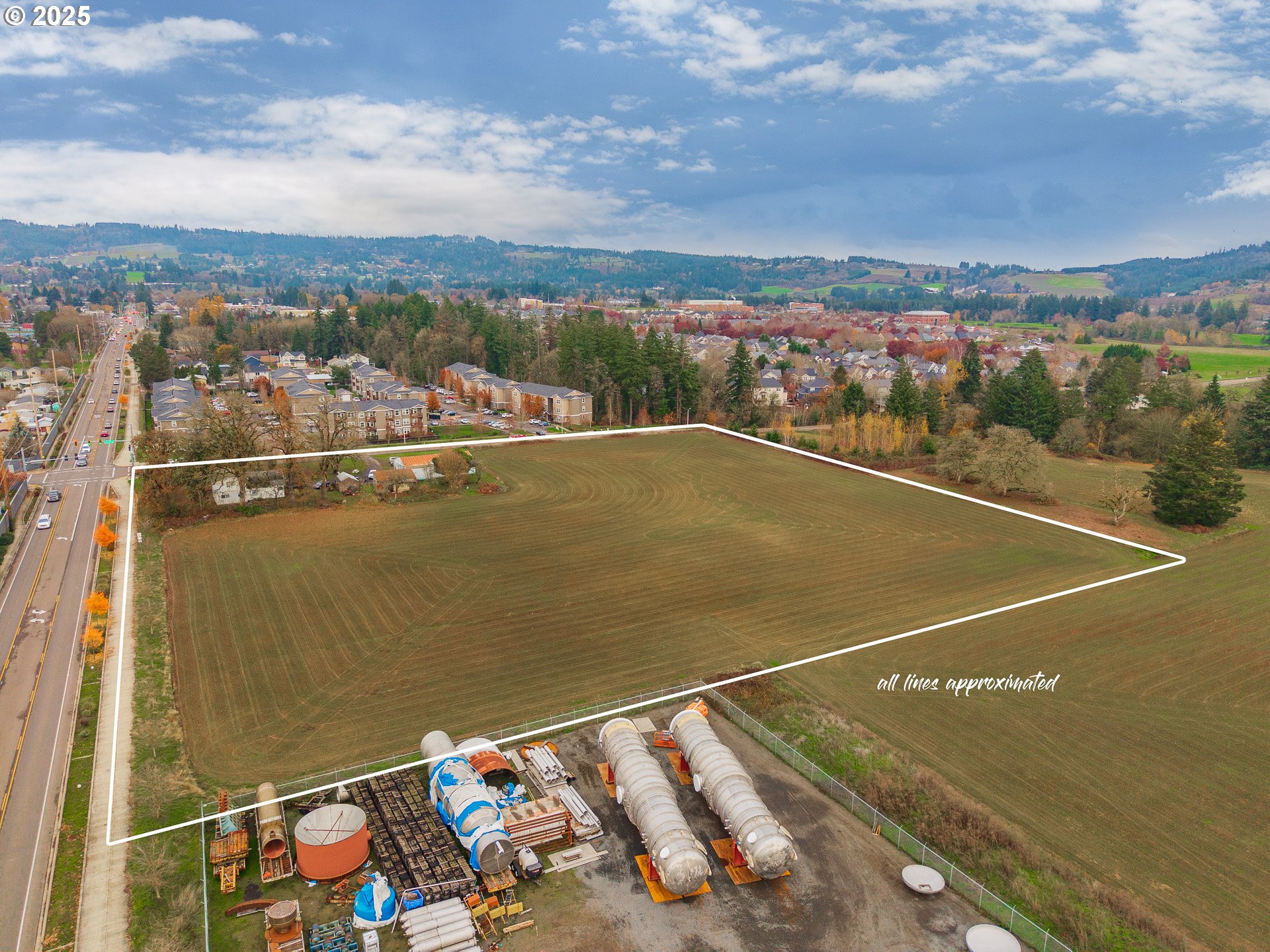 3312 East Fernwood Road Newberg, OR 97132 - Photo 7 of 23 a view of a city