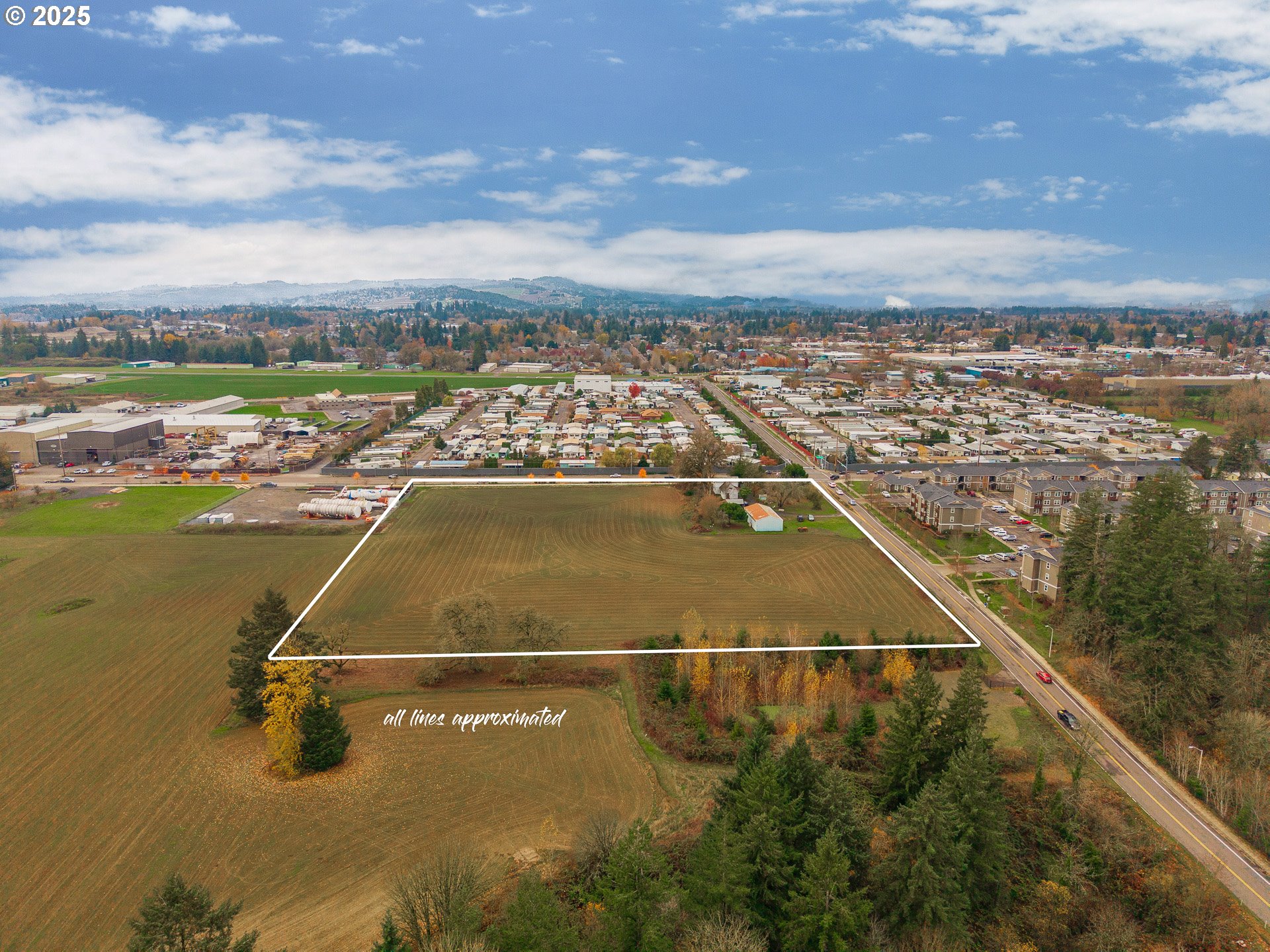 3312 East Fernwood Road Newberg, OR 97132 - Photo 9 of 23 a view of a city