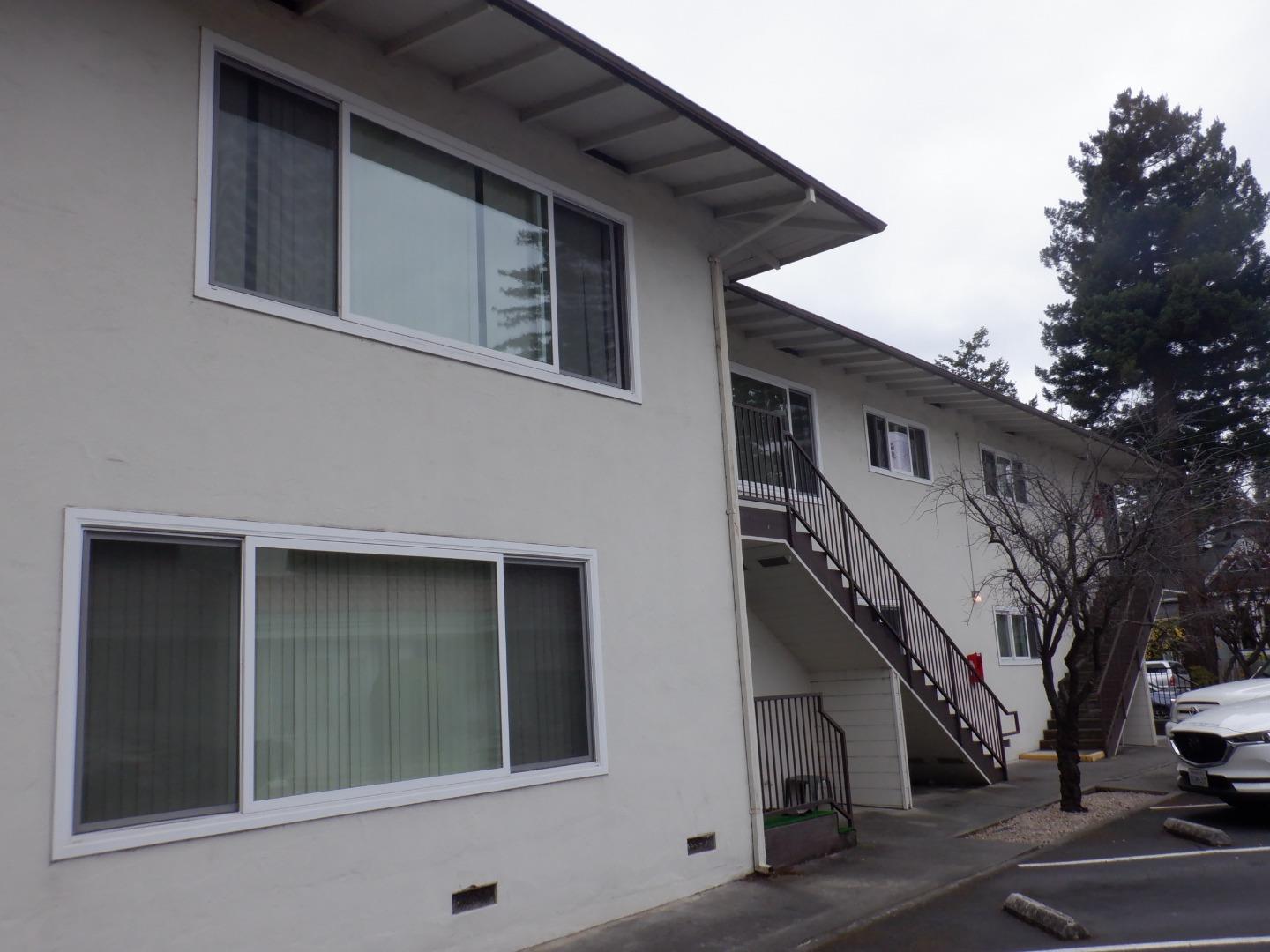 520 Chestnut Street Santa Cruz, CA 95060 - Photo 4 of 14 a house that has windows in it