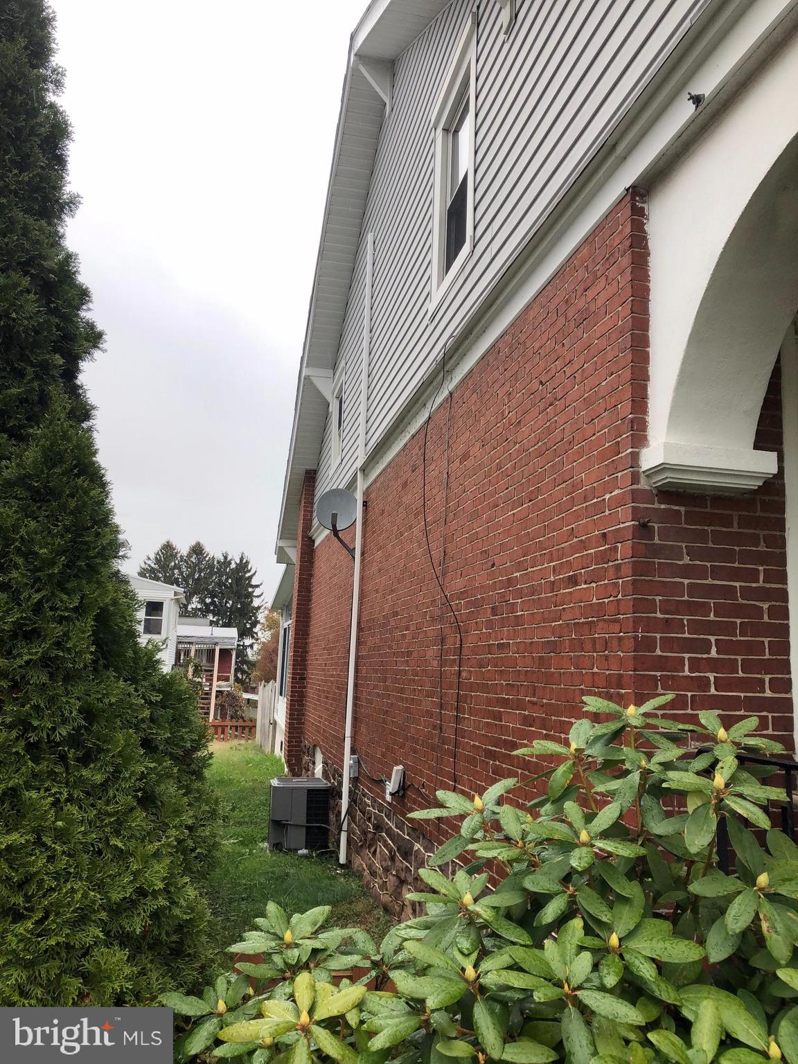 33 West Broad Street Reading, PA 19607 - Photo 5 of 17 Side with central air unit