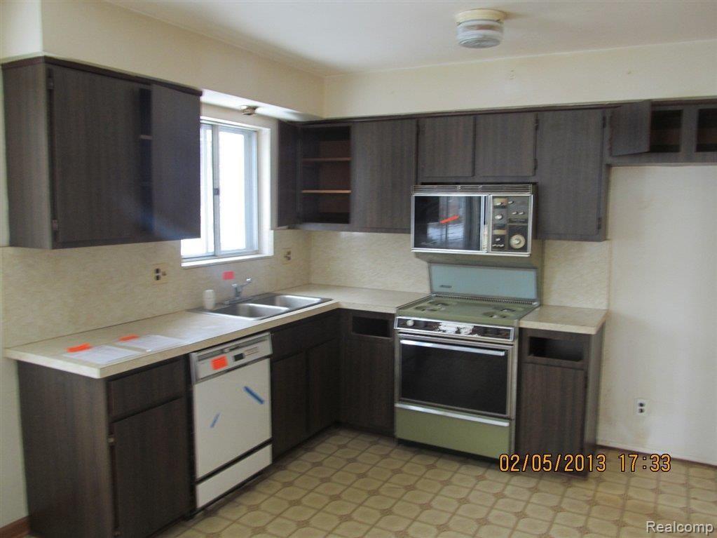 16831 Stephens Road Eastpointe, MI 48021 - Photo 8 of 13 stephens 008.jpg