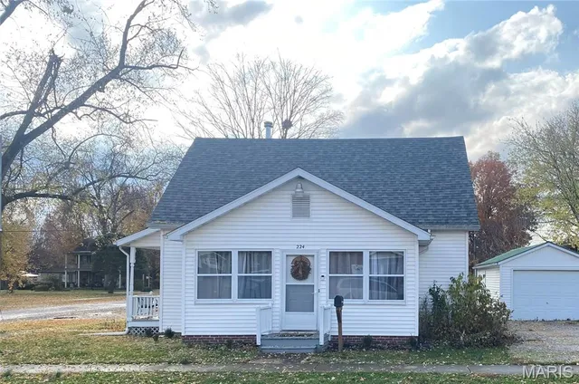 $165,000 | 224 Vine Street, Greenville, IL 62246