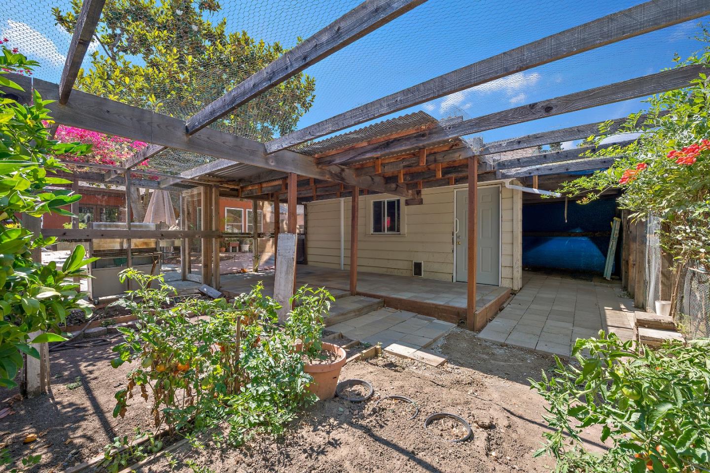 560 Franklin Street Mountain View, CA 94041 - Photo 22 of 22 a view of a backyard