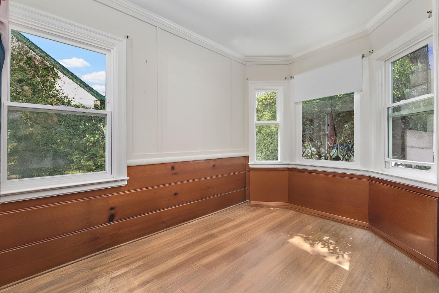 560 Franklin Street Mountain View, CA 94041 - Photo 6 of 22 a room with window and bed