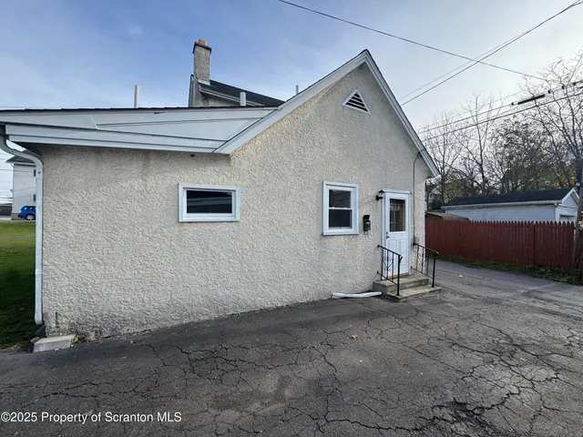 a view of backyard of the house