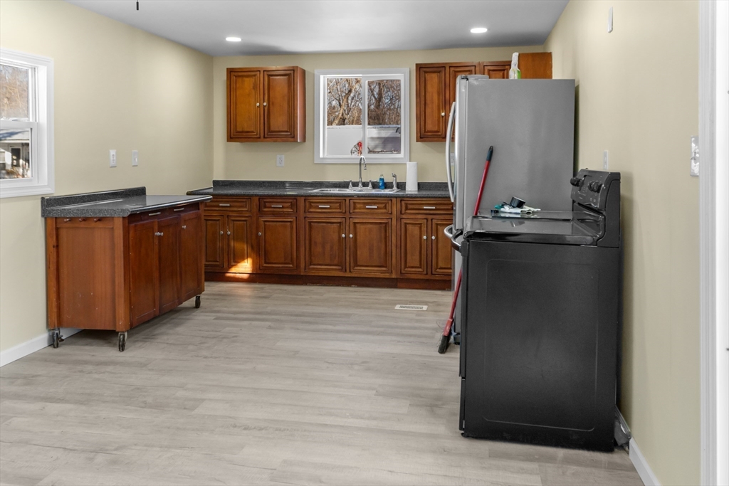 42 Pioneer Way Springfield, MA 01119 - Photo 7 of 25