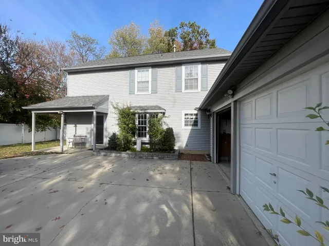 a view of backyard of the house