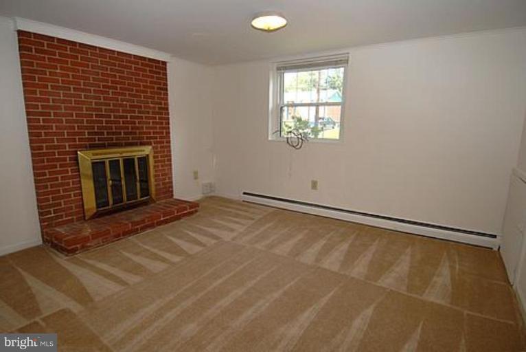 14107 Grayson Road Woodbridge, VA 22191 - Photo 4 of 17 Family Room