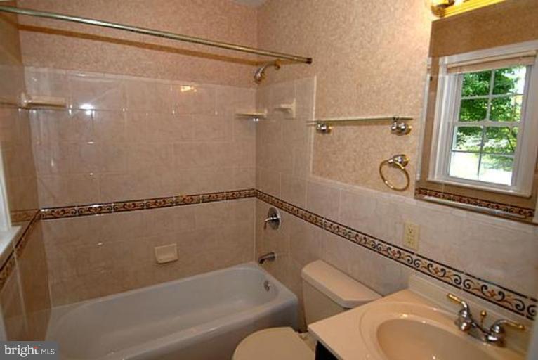 14107 Grayson Road Woodbridge, VA 22191 - Photo 10 of 17 Master Bath
