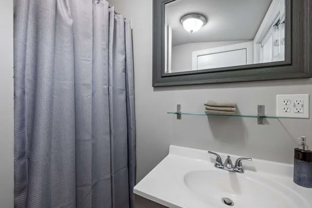 $1,899 | 792 Grove Street, Unit 4, Manchester, NH 03103