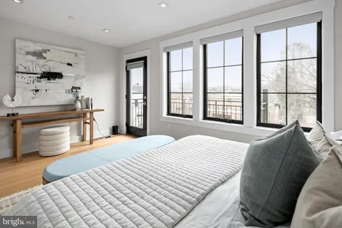 $885,000 | 330 16th Street Southeast, Unit 2, Washington, DC 20003