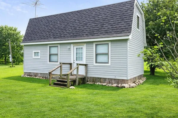 a view of a house with a backyard