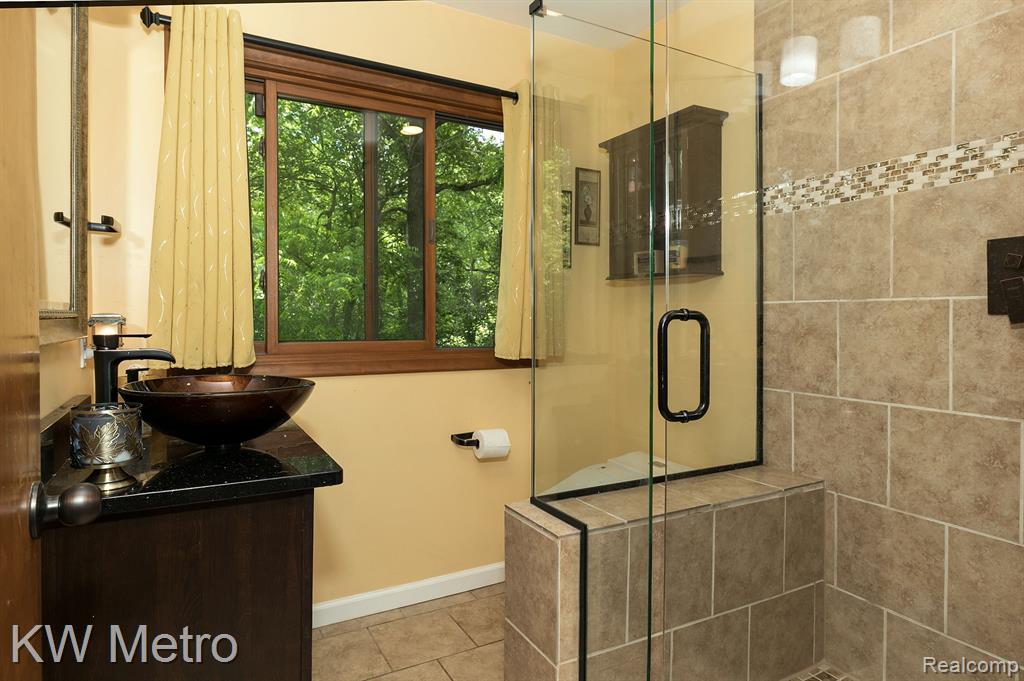 4342 Beach Road Troy, MI 48098 - Photo 22 of 56