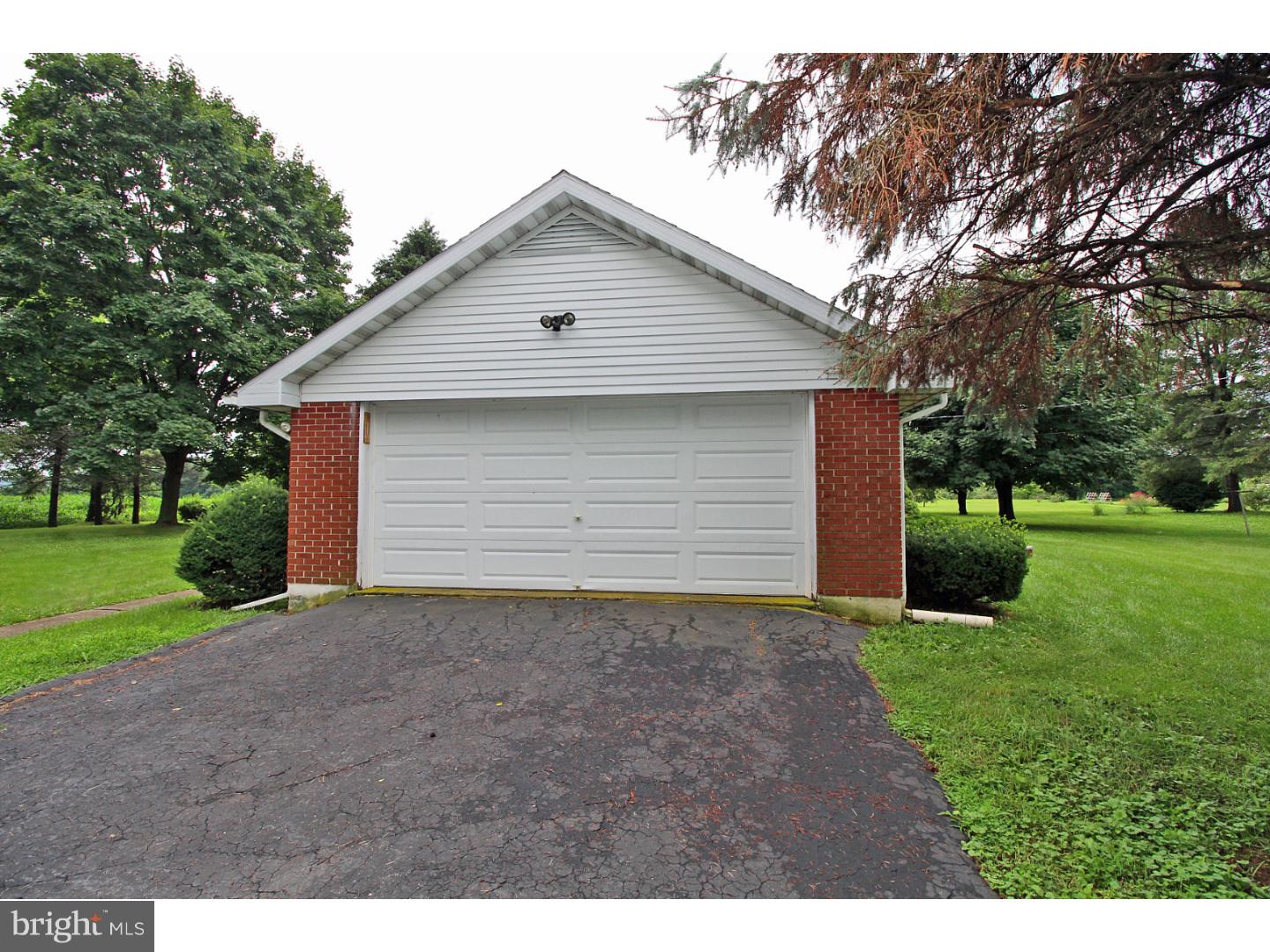 833 Sherers Hill Road Riegelsville, PA 18077 - Photo 5 of 25