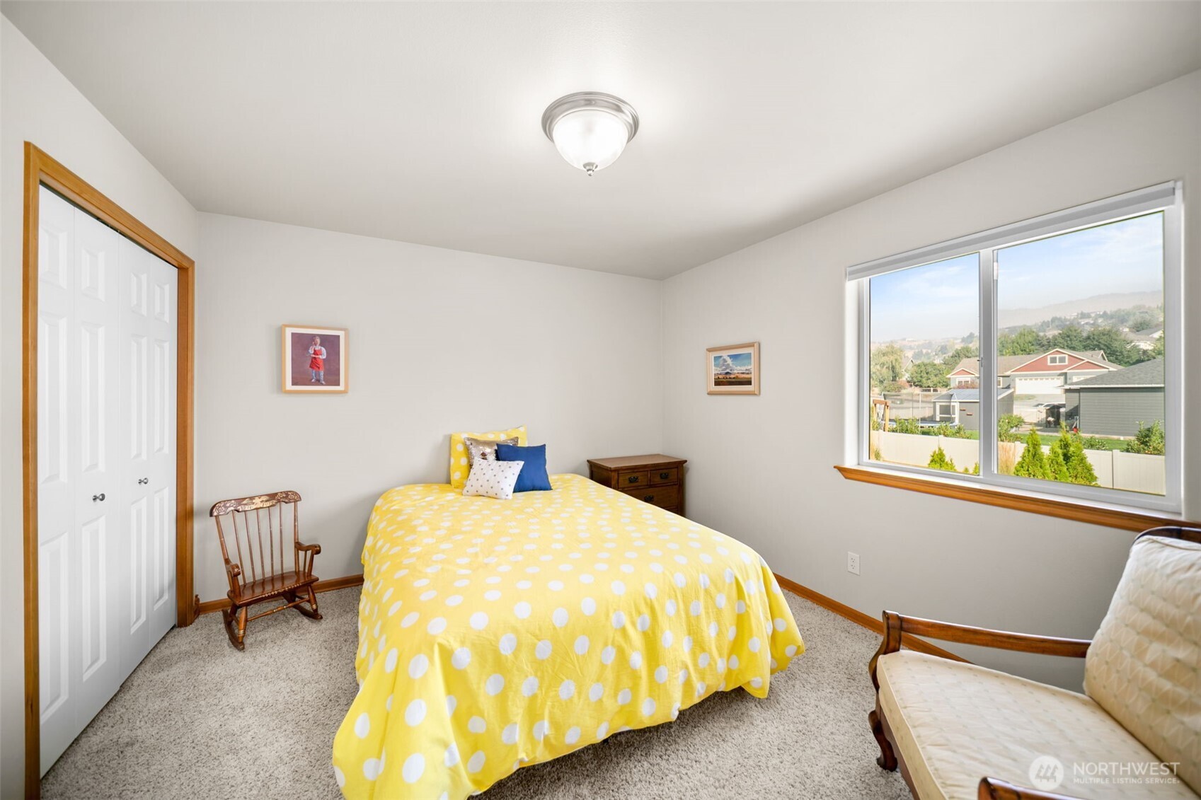 194 Lilly Lane Wenatchee, WA 98801 - Photo 27 of 37 a bedroom with a bed and a window