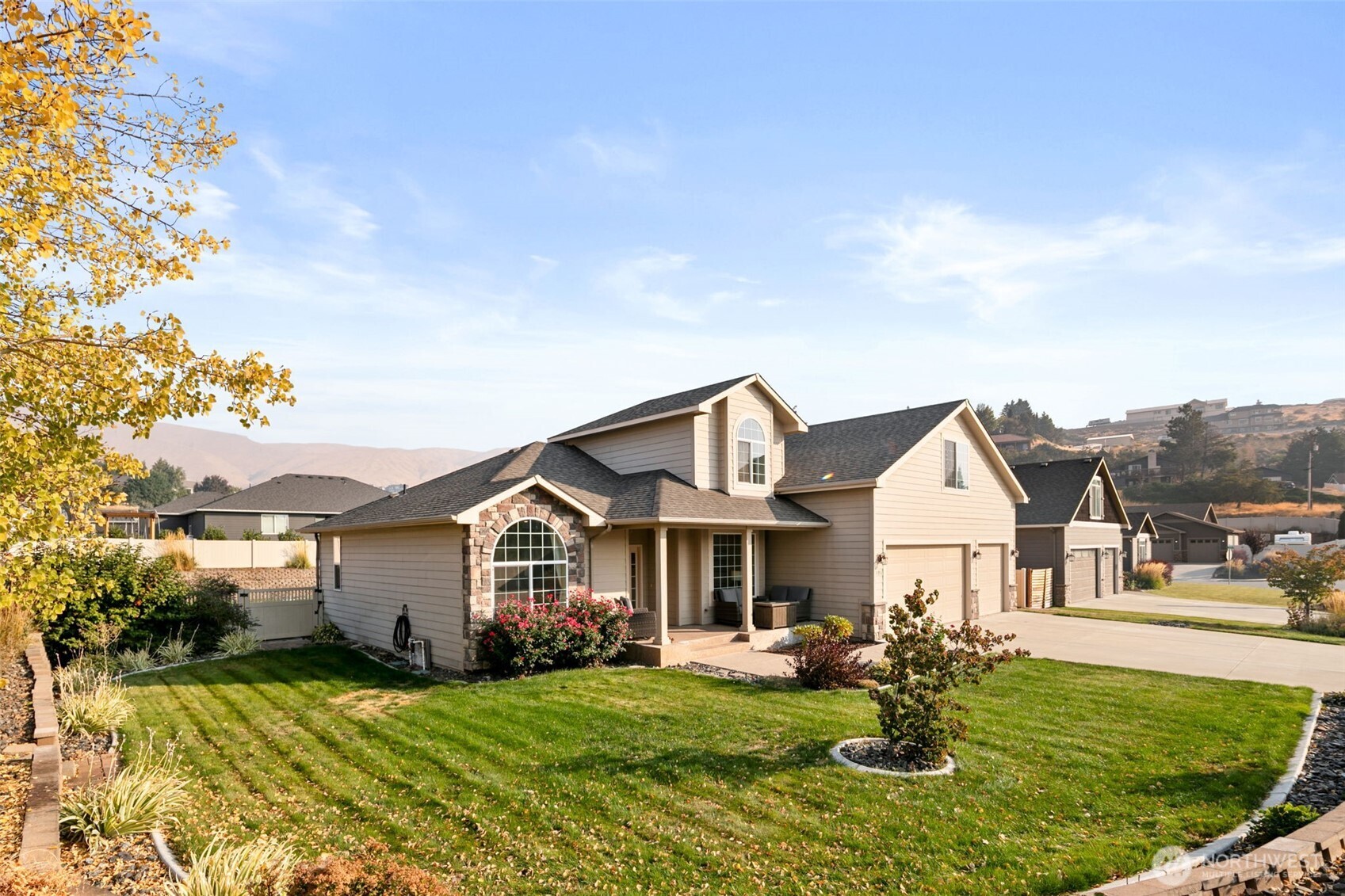 194 Lilly Lane Wenatchee, WA 98801 - Photo 29 of 37 a view of a house with backyard