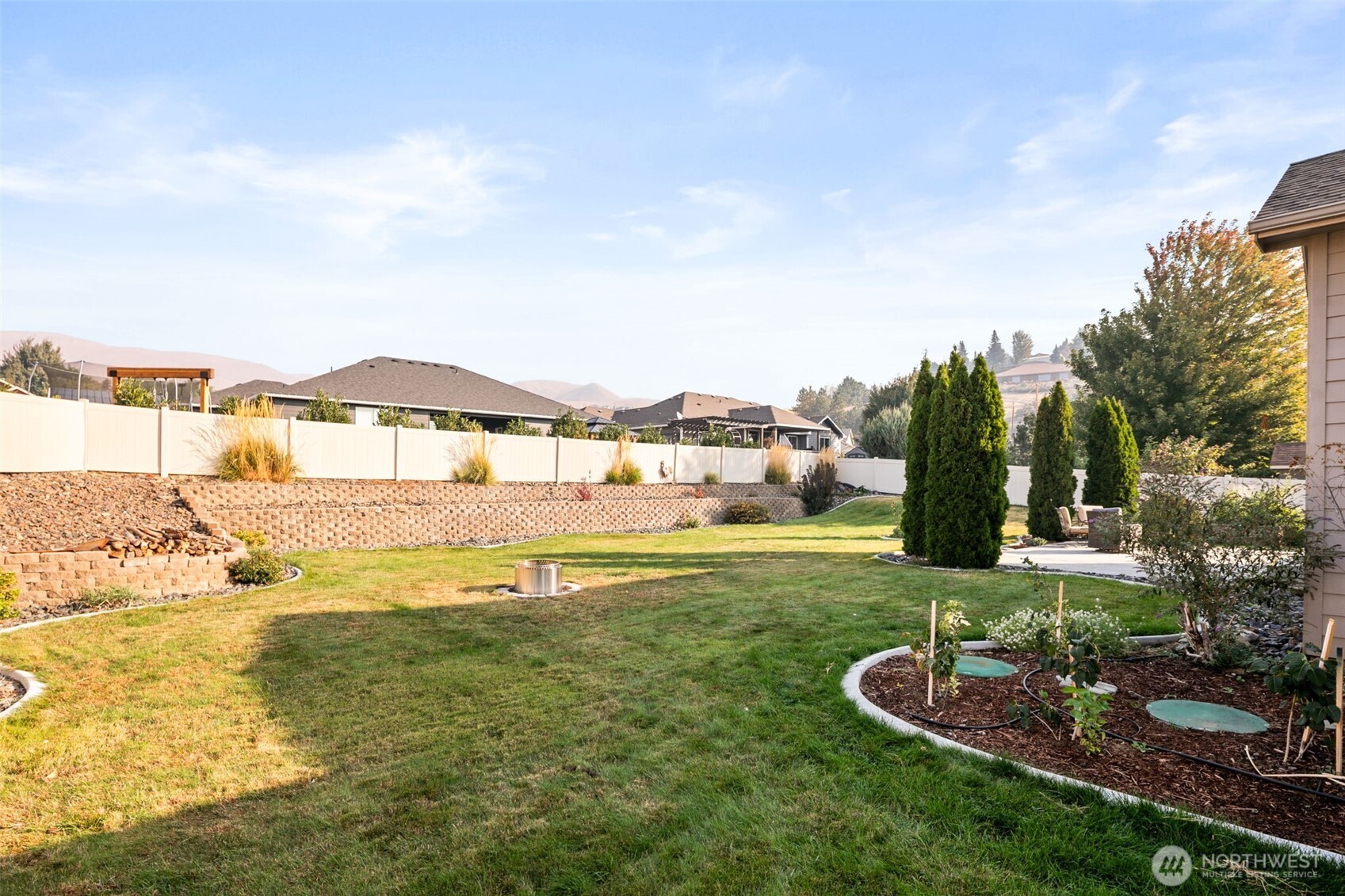 194 Lilly Lane Wenatchee, WA 98801 - Photo 30 of 37 a large body of water with a building in the background