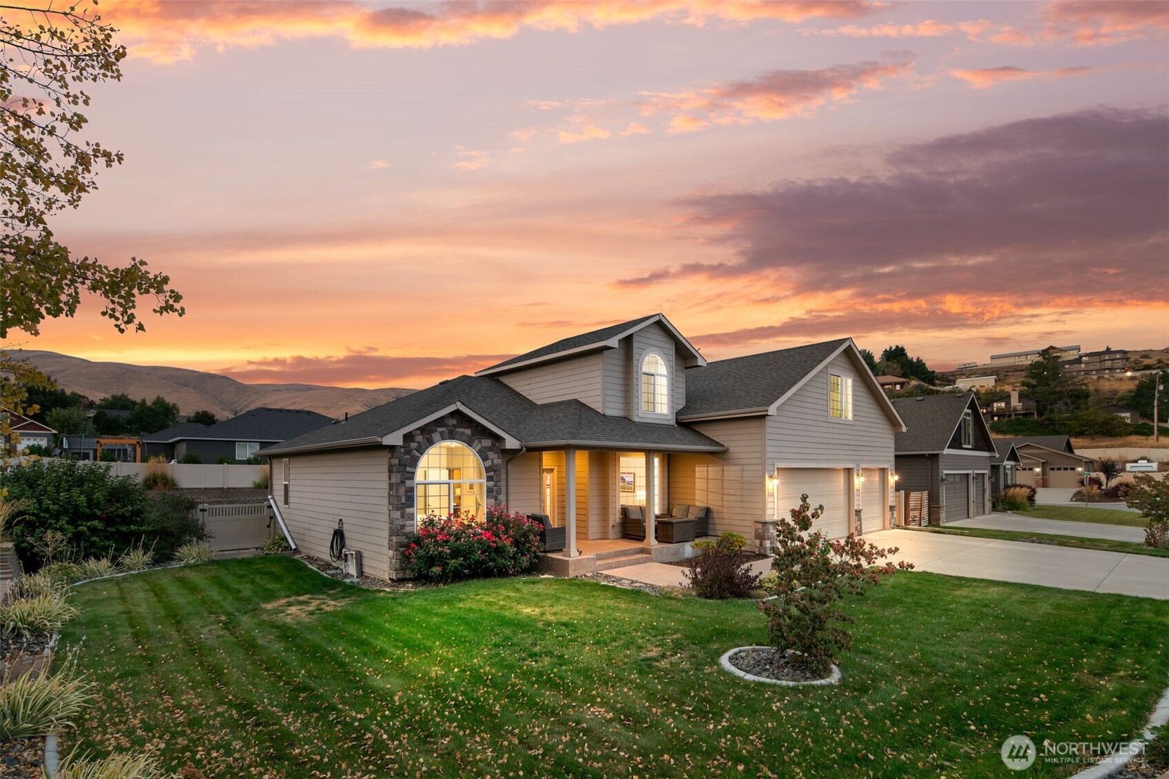 194 Lilly Lane Wenatchee, WA 98801 - Photo 3 of 37 a view of a yard with table and chairs and potted plants
