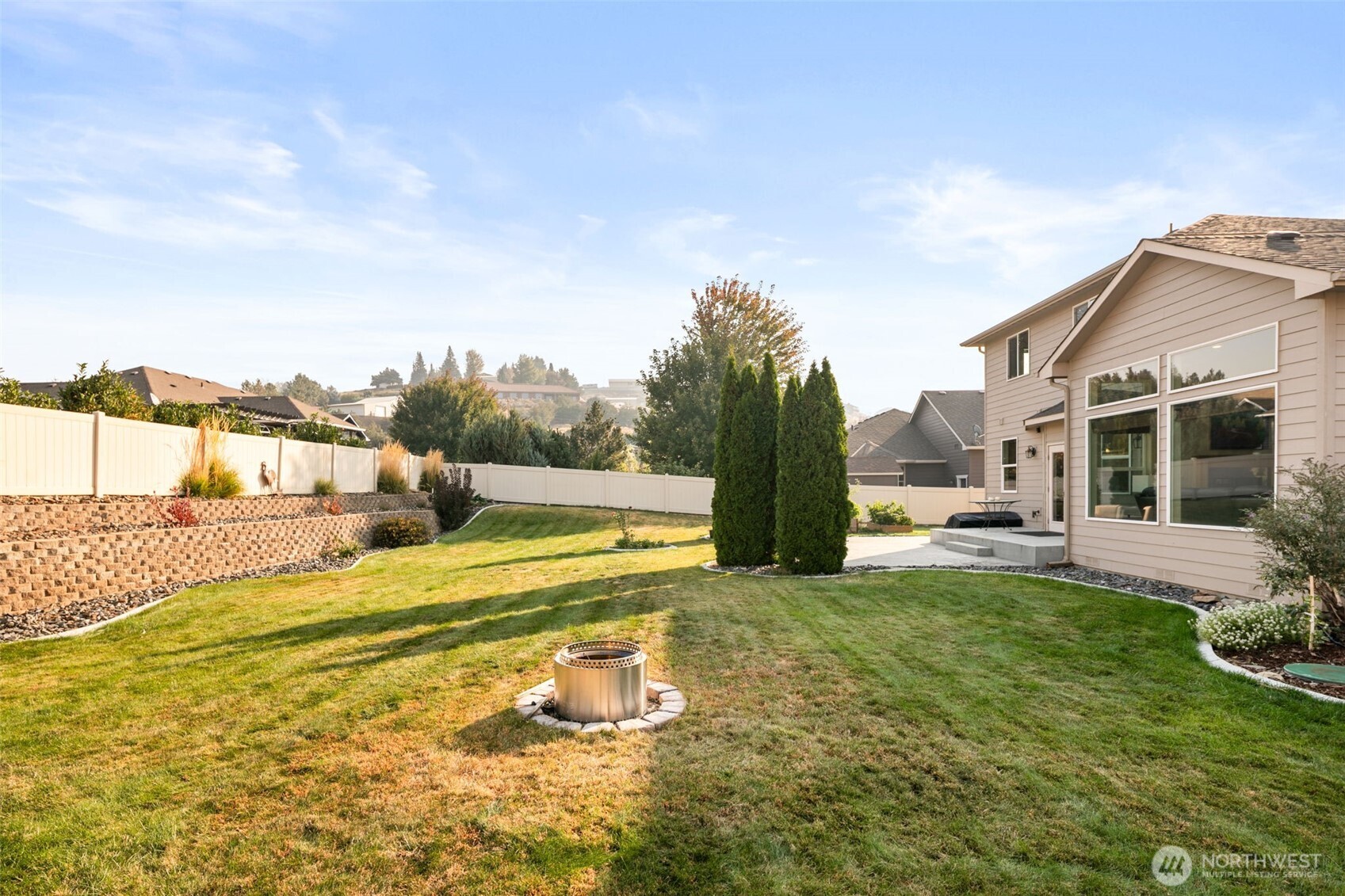 194 Lilly Lane Wenatchee, WA 98801 - Photo 31 of 37 a view of a house with swimming pool and a yard