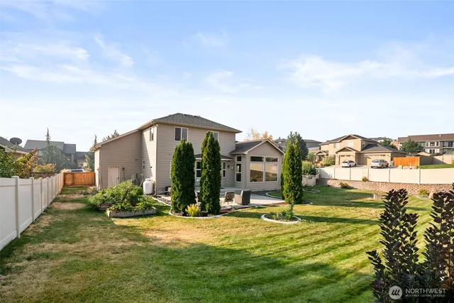 a swimming pool with the view of buildings in the background